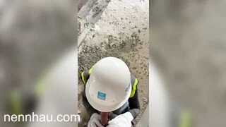 Nóng bỏng Tụt quần ngay tại công trường bắt em bú