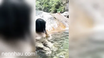 Siêu ngon Hai em gái xinh tắm suối khoả thân, hòa mình với thiên nhiên