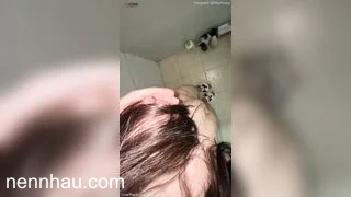 Cực hot Lần đầu tiên thấy cái đầu ti nào mà to dài như v mà còn bắn sữa tung tóe nữa chứ