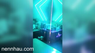Anh khách đi karaoke hữu duyên BL bé nhân viên nóng bỏng