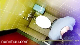 Cực kỳ hot Tàu nhanh với em KTV trong nhà vệ sinh