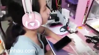 Full HD Đang chơi game thì cậu họ gạ địt sướng hết cả lồn dâm đãng kích thích