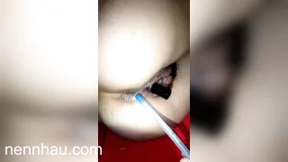 Nhét chai nước hoa vào lồn con bạn thân lông, Chọc lỗ đít chảy nước mà ko dám djt cực kỳ nóng