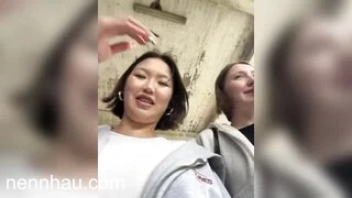 Siêu hot Hai em rau vừa đi dạo phố vừa khoe vú cho trai xem