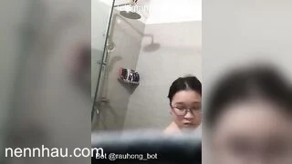 Quay lén nhỏ em họ chuppy kính cận đi tắm siêu phẩm