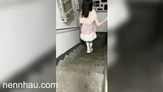 Siêu nứng Mua cho em họ ip 17 rồi dắt em ra nhà nghỉ địt banh lồn em nó
