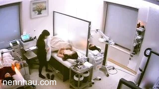 Quay lén thẩm mỹ viện gái xinh lồn non đi tắm trắng cực ngon