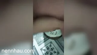 Em gái lồn non thủ dâm trong nhà vệ sinh trong khi người nhà ở bên ngoài nóng bỏng
