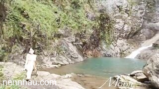 Khoả thân bên suối xem ngay