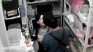 Cực kỳ hot nhân viên lén lút trong kho cửa hàng