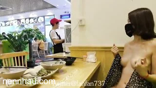 Khoả thân trong quán ăn đông người siêu hot