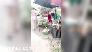 Đỉnh cao Dâm nữ khỏa thân public mặc đồ nhìn xuyên thấu đi treo a bán hoa quả may mắn