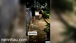 Dắt em ghệ dâm ra công viên show hàng public hỏi chuyện với người lạ cực kỳ chất lượng
