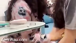 2 cô gái les yêu nhau hẹn hò qua nhà chơi tranh thủ móc lồn cho nhau cực bá đạo. chất lượng cao