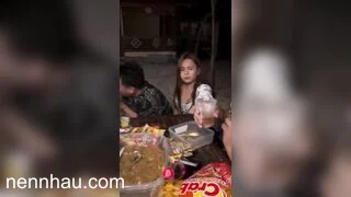 Cực hot Nhậu cùng đám bạn mà em kéo quần sì líp lên lộ mép lồn rồi vỗ lồn bốp bốp là sao vậy.