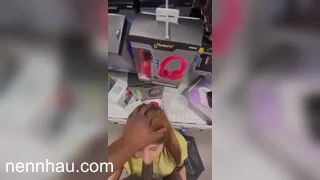 Chị đồng nghiệp thích bú mút cặc khủng dài đen ở quầy bán hàng nóng bỏng