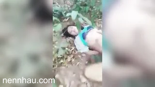 Cặp đôi học sinh lén lút đụ nhau trong vườn bị chủ vườn phát hiện xưa đuổi đi. cực hot