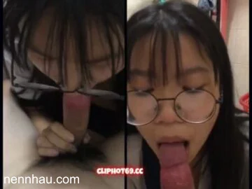 Siêu phẩm Bất Con Em Gái Vừa Đi Học Về  Vào Wc Bú Cặc