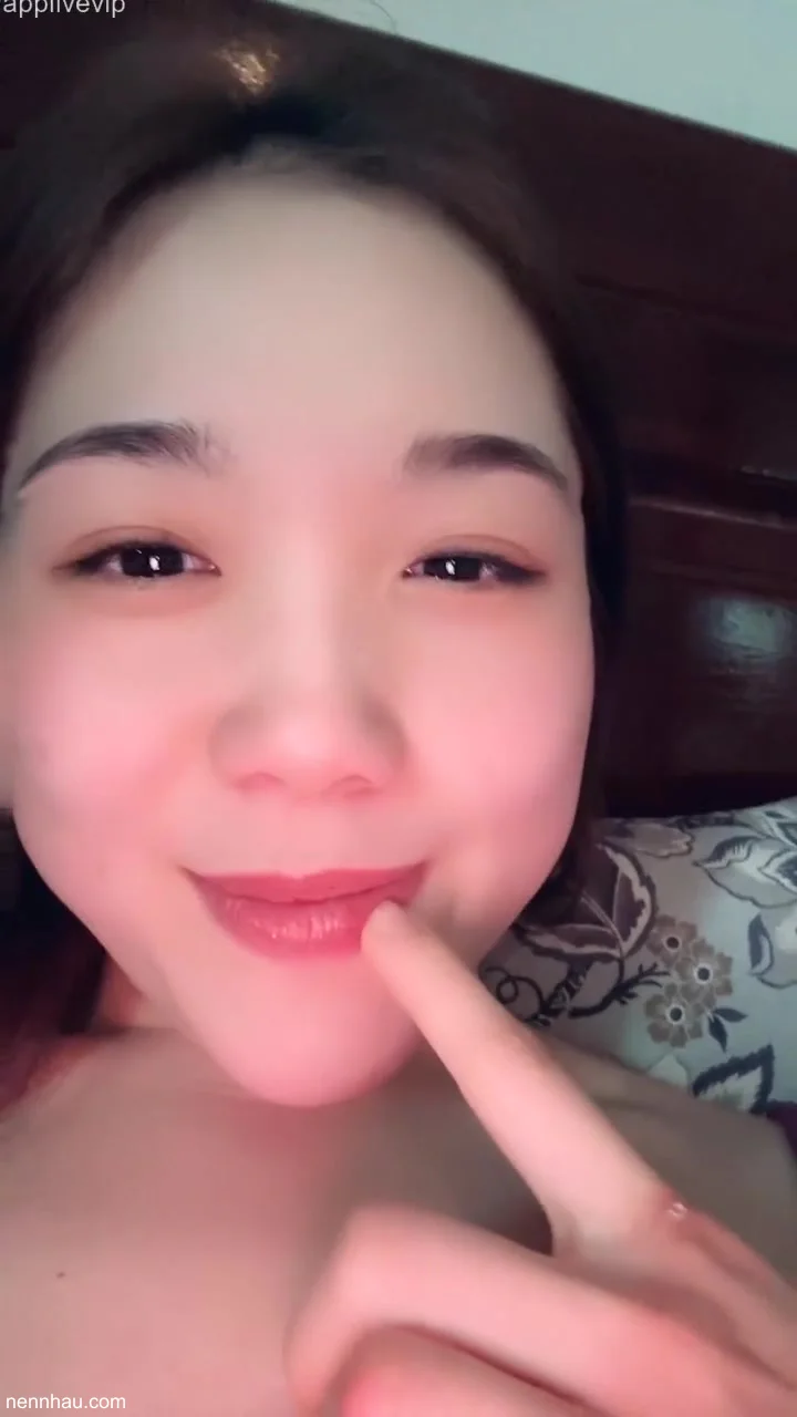 Mẹ bỉm sữa livestream xin cây xúc xích cực hot