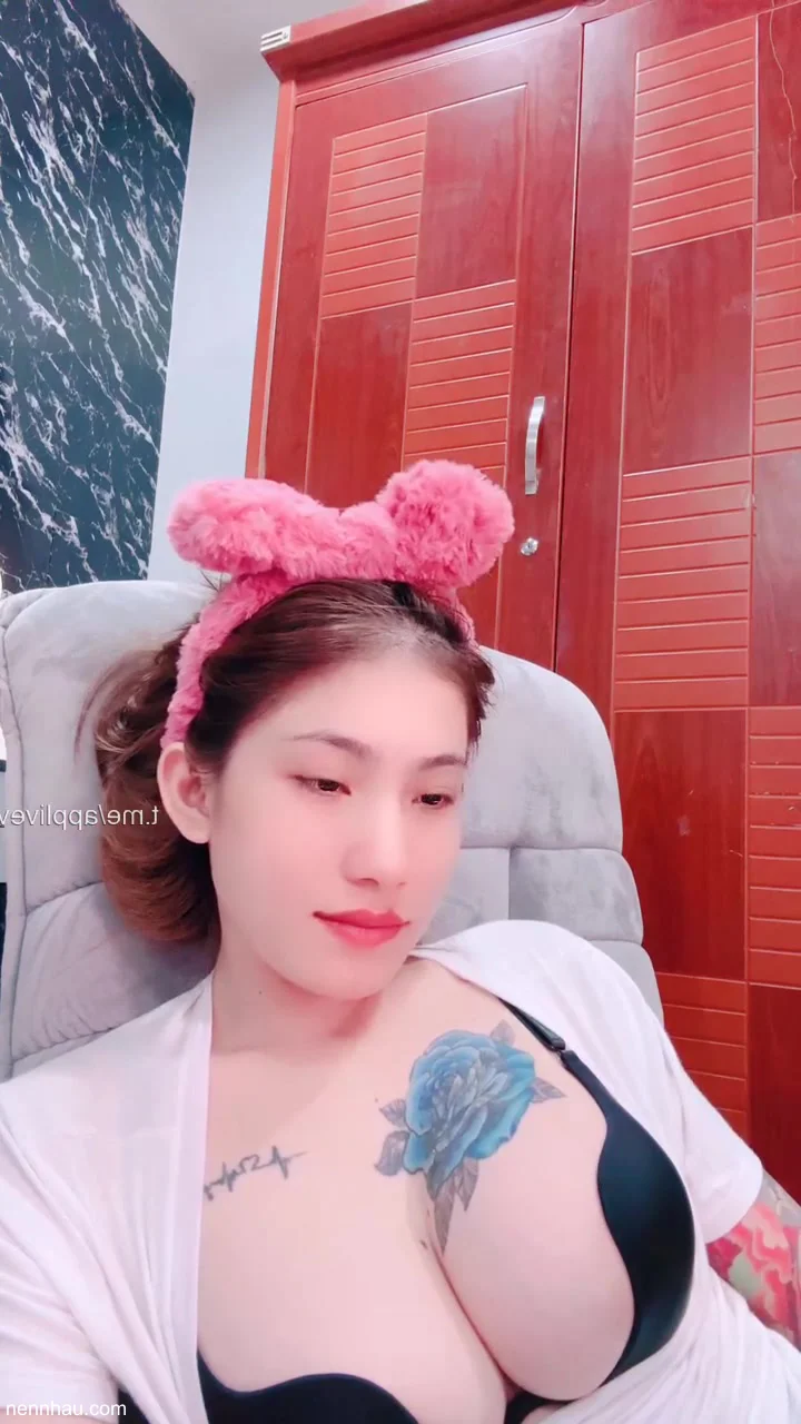 Xem ngay Lên live để khoe cái quần đùi mới mua