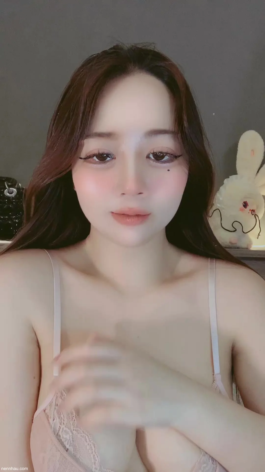 Lộ clip Bé Hạnh vừa nói chuyện vừa tụt áo xoa vú trên live