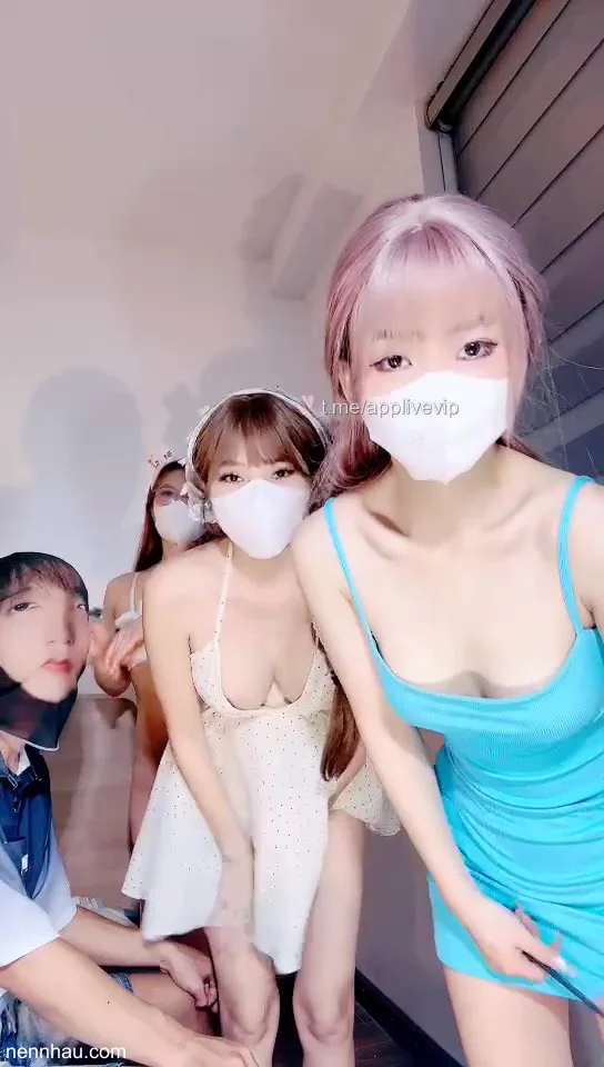 Bé Nọng và đồng bọn chia nhau mút 1 cây xúc xích 10cm chất lượng cao