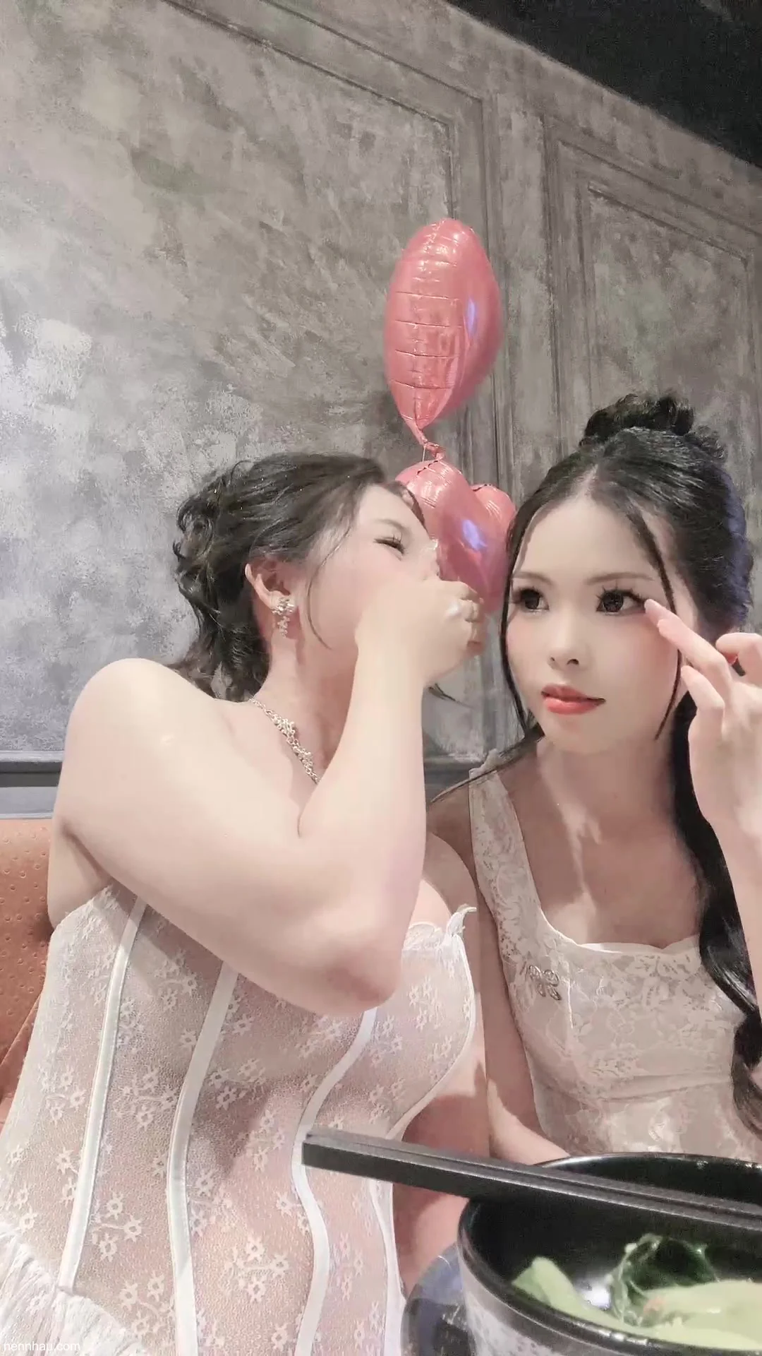 Siêu nứng Thỏshow diện áo lưới xuyên thấu lộ cơ bụng 2 múi chà bá