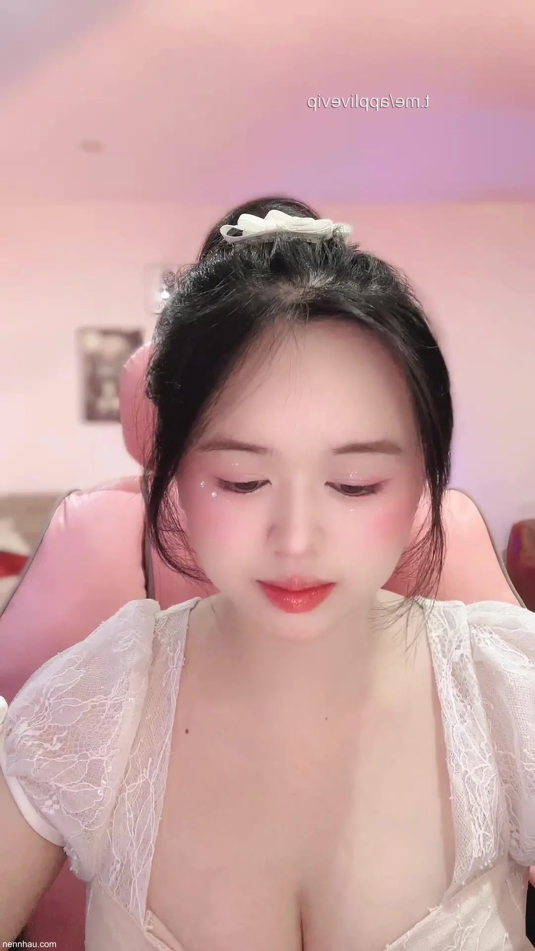 Vú đẹp là do bơm, còn Thỏshow đẹp thì vẫn là do makeup thôi nóng bỏng