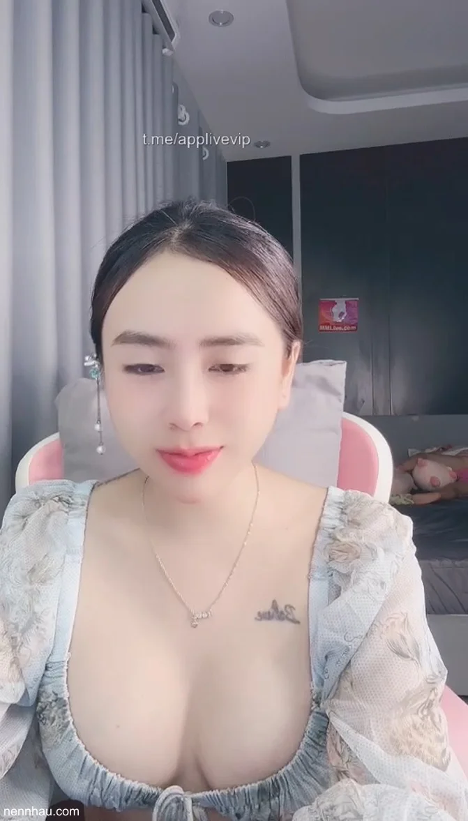 Mấy anh xem nhanh để em Ely còn cho con bú cực kỳ nóng