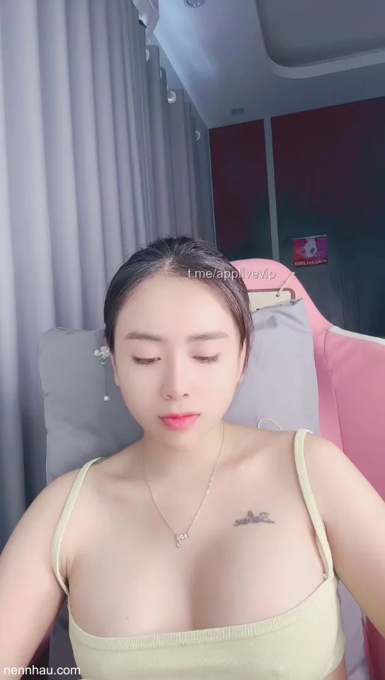 Trăng kia ai vẽ mà tròn, tim Ely ai bóp mà tròn hơn trăng? hot nhất