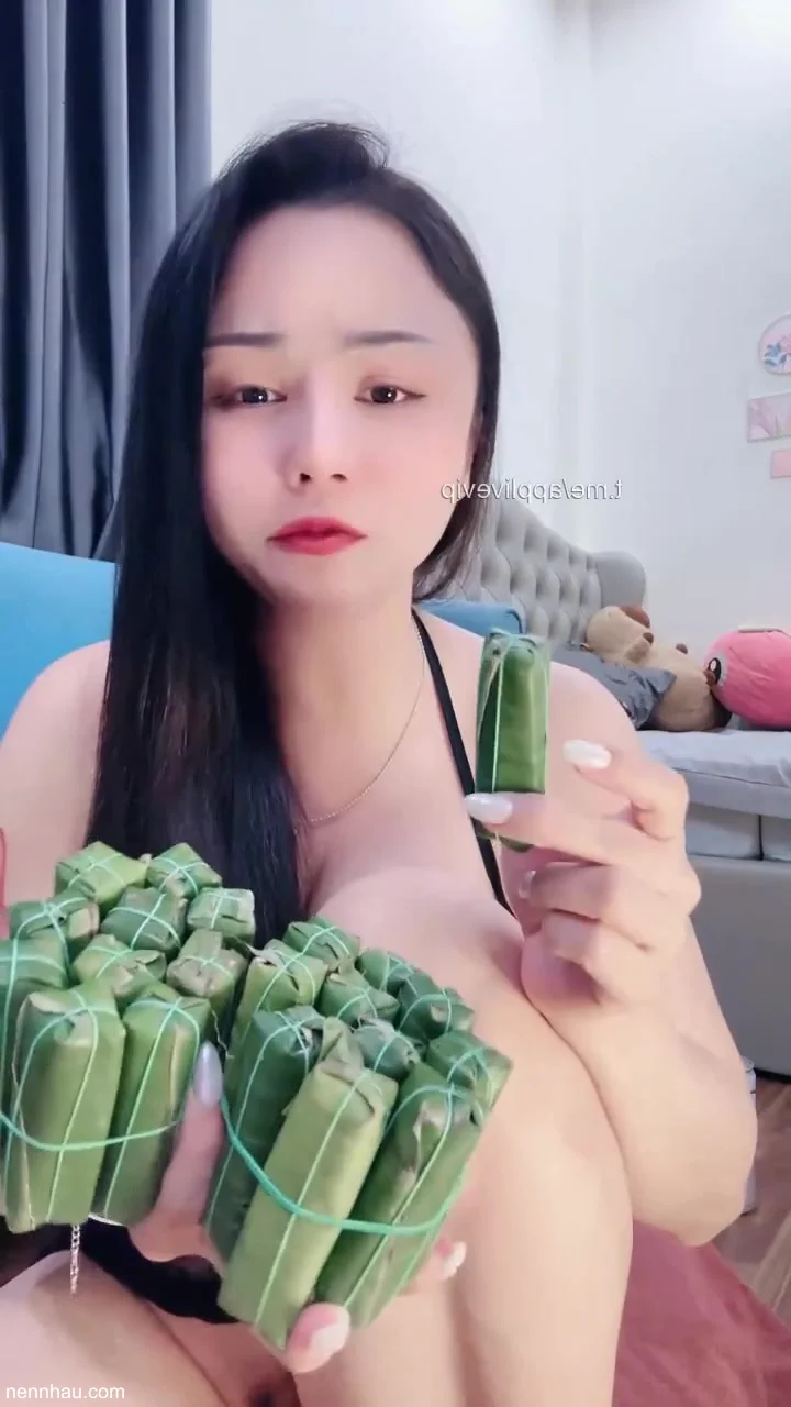 Đỉnh của chóp Bé Linh Nhi uống bia rồi thủ dâm cực phê