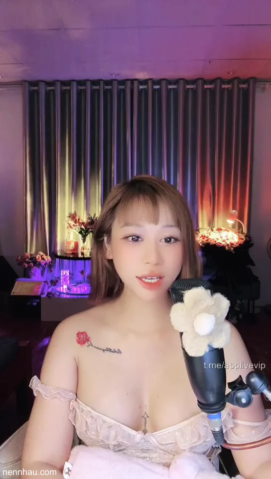 Em Ni chưa hát các anh đã chào cờ hết rồi siêu hot
