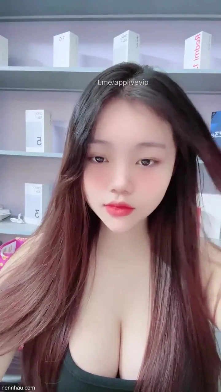 Em bán hàng sexy nuột như này thì thuận giò xuôi bím lắm nóng bỏng
