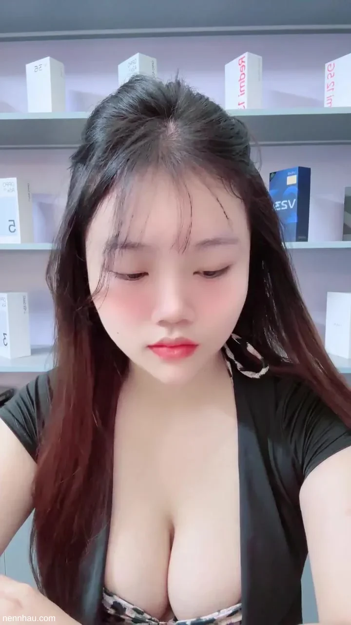 Em nhân viên bán hàng điện máy dú vừa căng vừa khít cực kỳ nóng