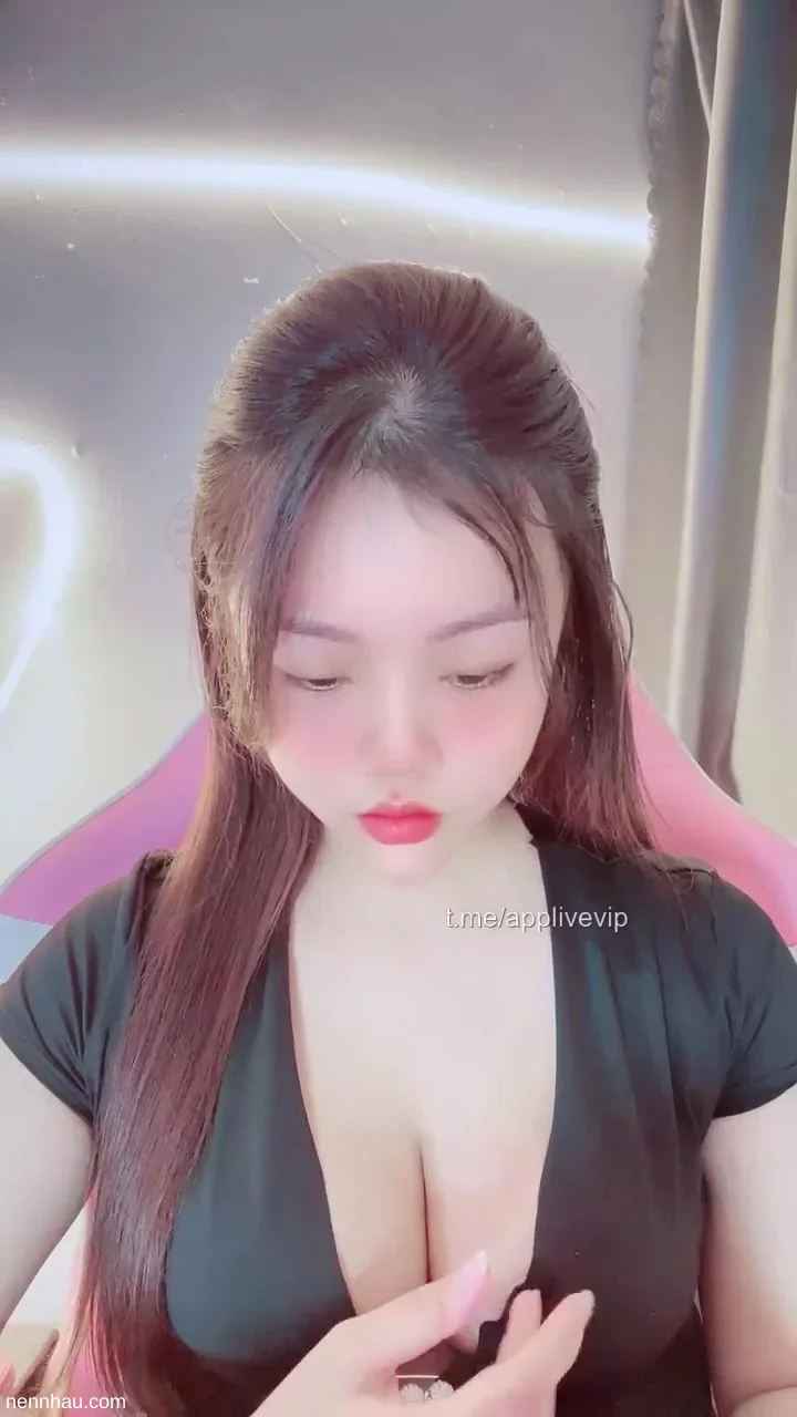 Nhìn ngực em gái xinh còn sướng hơn xem sếch cực nứng