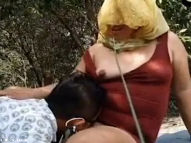 Mới nhất Cặp vợ chồng dâm quay clip sex trong rừng