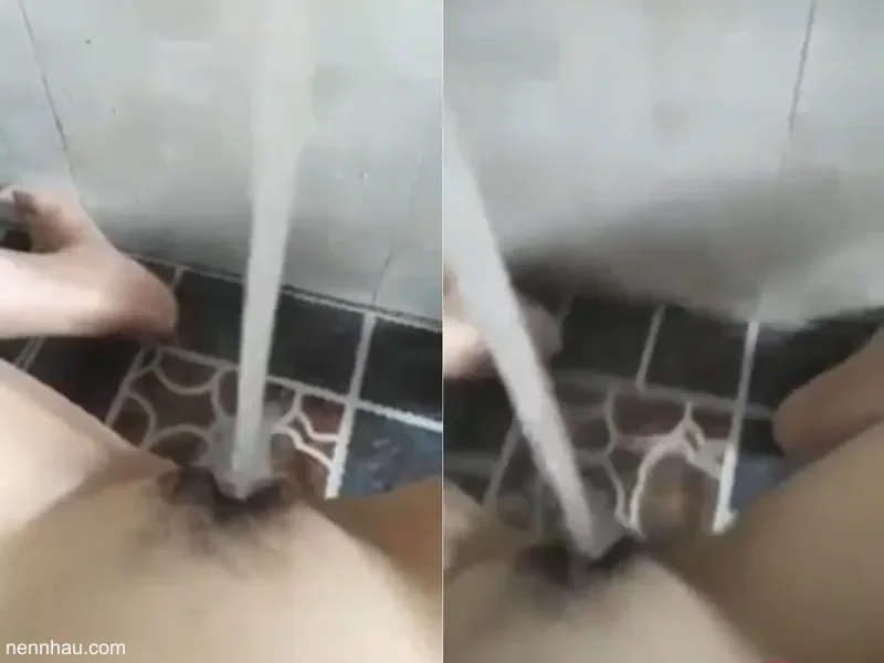 Cực kỳ hot Cô bạn gái thủ dâm cực mạnh với vòi nước