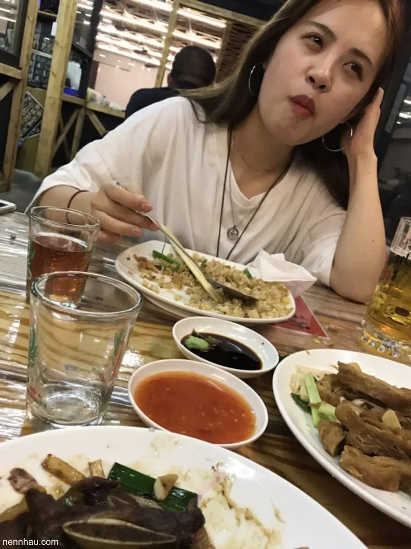 Dẫn em đi ăn tối, sau đó em trở thành bữa tối của anh cực kỳ nóng
