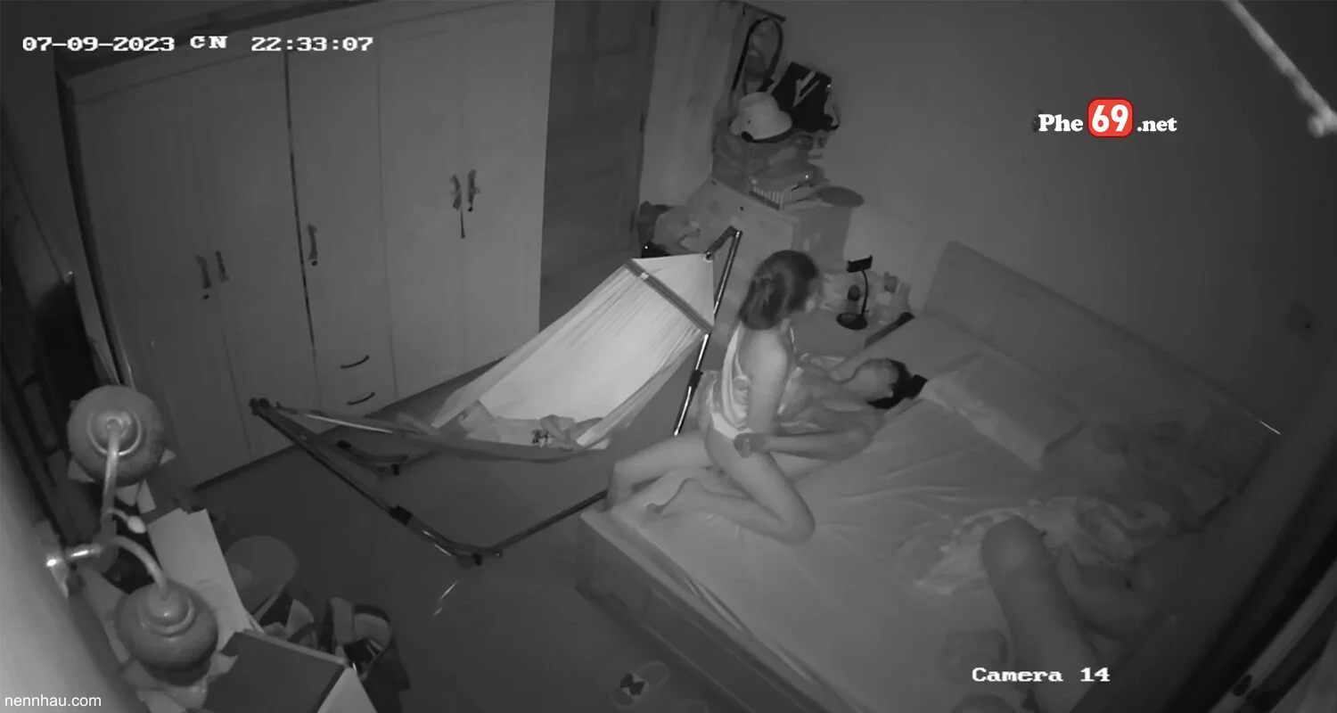 Hack cam cặp vợ chồng tranh thủ con ngủ địt hăng say không thể bỏ lỡ