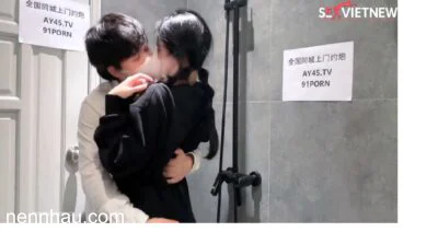 Bom tấn Lén lút vụng trộm cùng với vợ của bạn trong wc