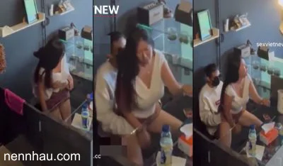 Cực kỳ hot Public Em Lễ Tân Tại Cửa Ra Vào Mặt Kệ Có Camera