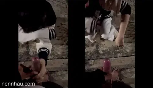 Siêu hot Nửa đêm rủ em ra hành lang quay tay bắn tinh vào người em