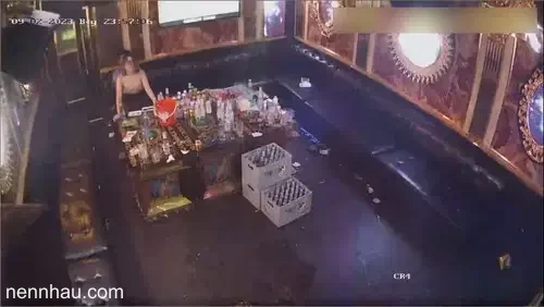 Cực phẩm Hack camera nứng quá chơi luôn em tay vịn trong quán karaoke