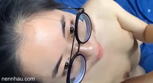 Cực đỉnh Em gái kính cận nhẹ nhàng mút rồi ngậm nuốt hết tinh