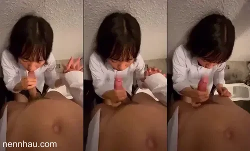 Giờ ra chơi bắt em vào wc trường bú mút trong bộ đồng phục sơ mi trắng đỉnh của đỉnh