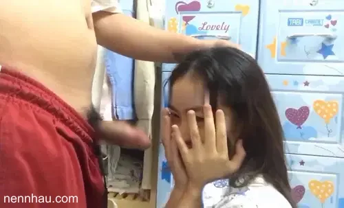 Đỉnh cao Bé nữ sinh đang bú cu mà anh cứ dí điện thoại vào quay mặt em