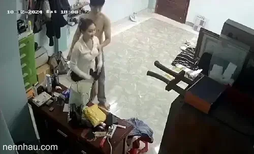 Tuyệt đỉnh Chồng vắng nhà vợ trẻ được người tình tặng váy mới và làm luôn 1 nháy tại phòng ngủ