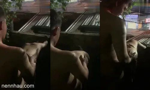Đứng quay phim cho bạn và người yêu đụ nhau trên ban công giữa phố siêu phẩm