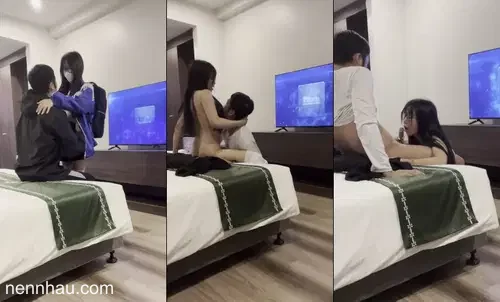 Đi học về bé kính cận mặc đồng phục trường lao vội vào vòng tay anh trong khách sạn đỉnh của chóp