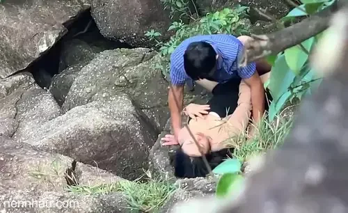 Đi du lịch với công ty mà em đồng nghiệp lén lút chịch bên bờ suối cực đỉnh